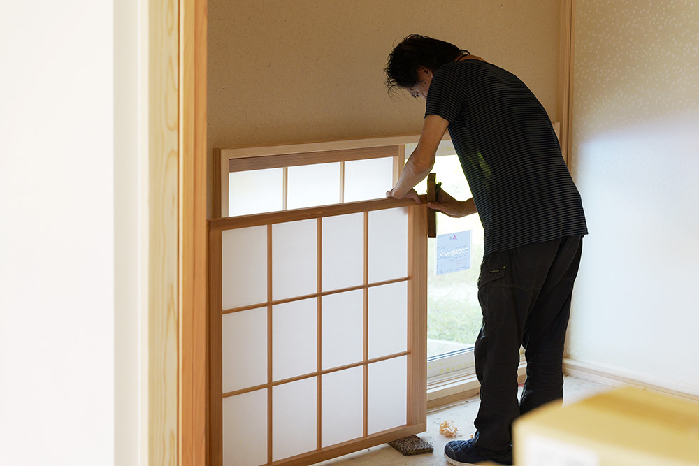 障子をカンナで削る職人