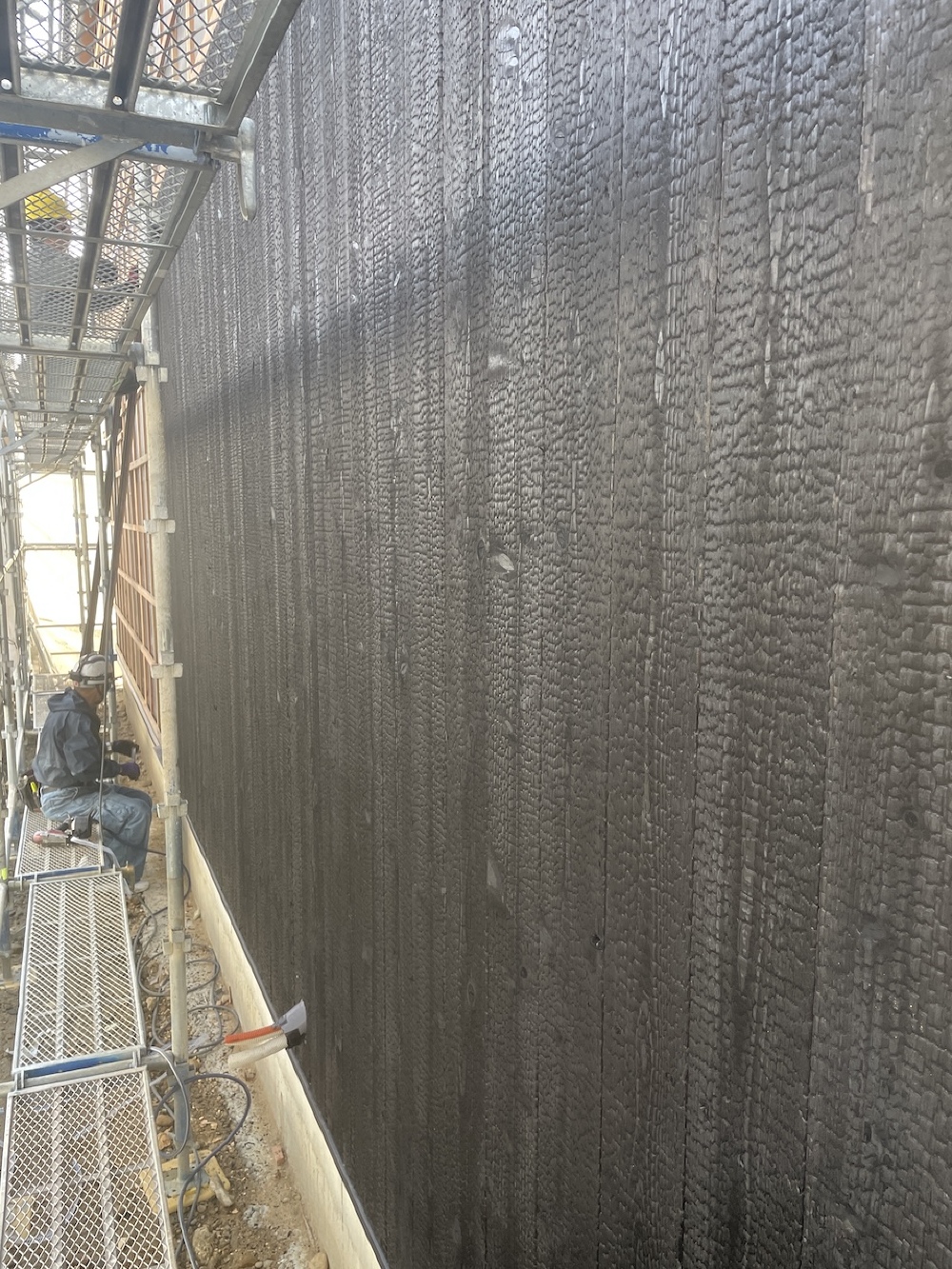 「外壁（焼杉）施工」