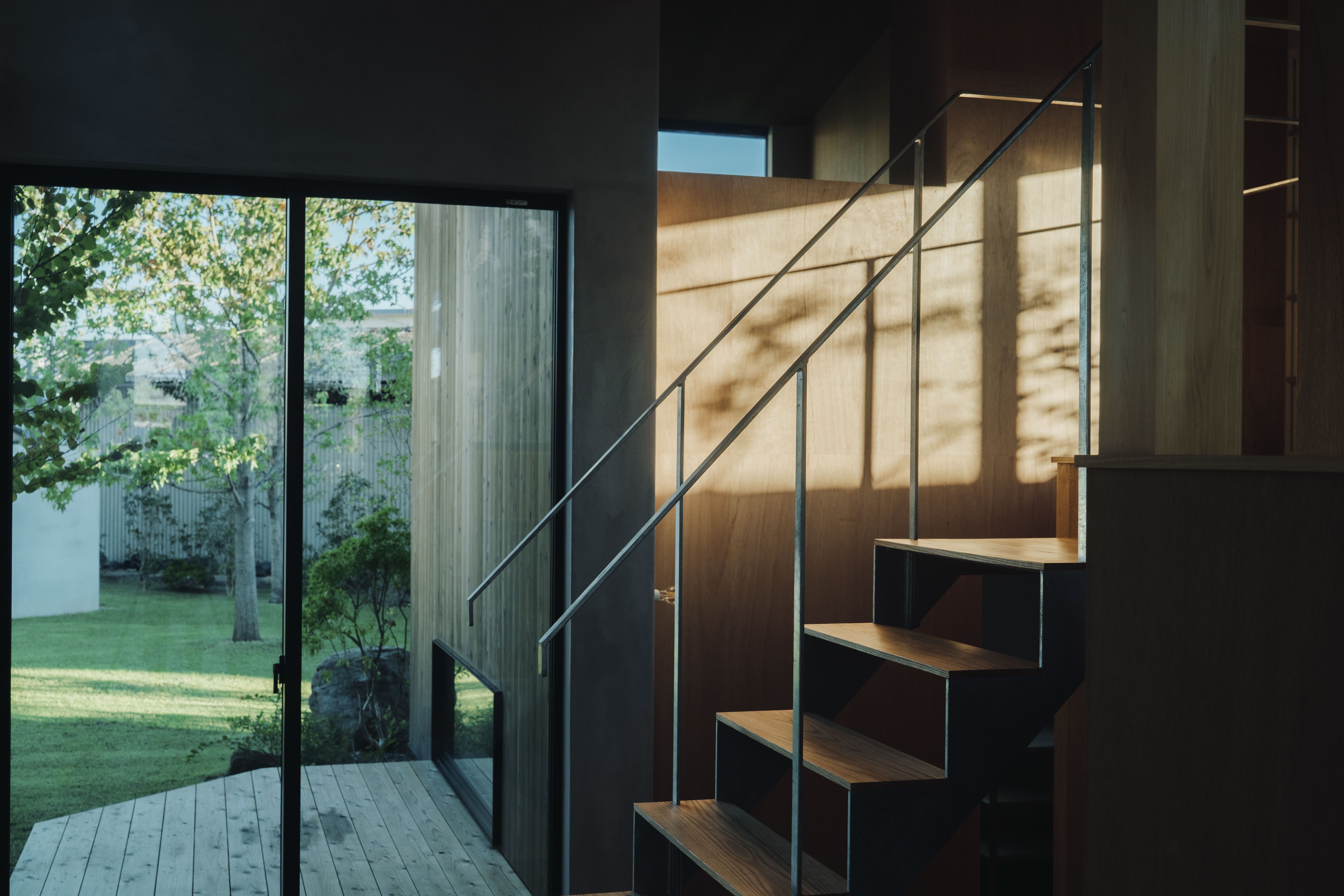 光が差し込む美しい階段