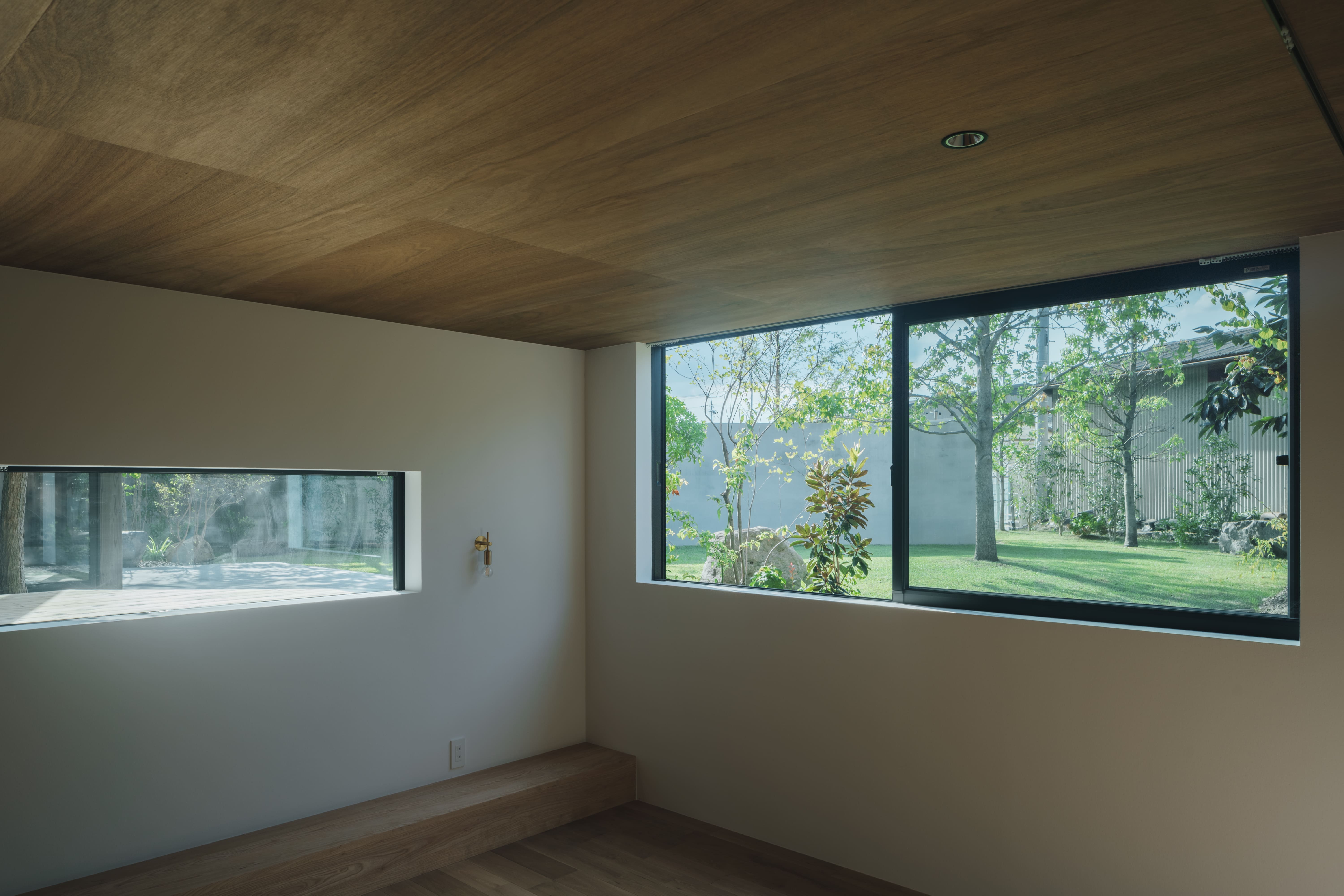 窓から自然光が柔らかく差し込む心地よい空間