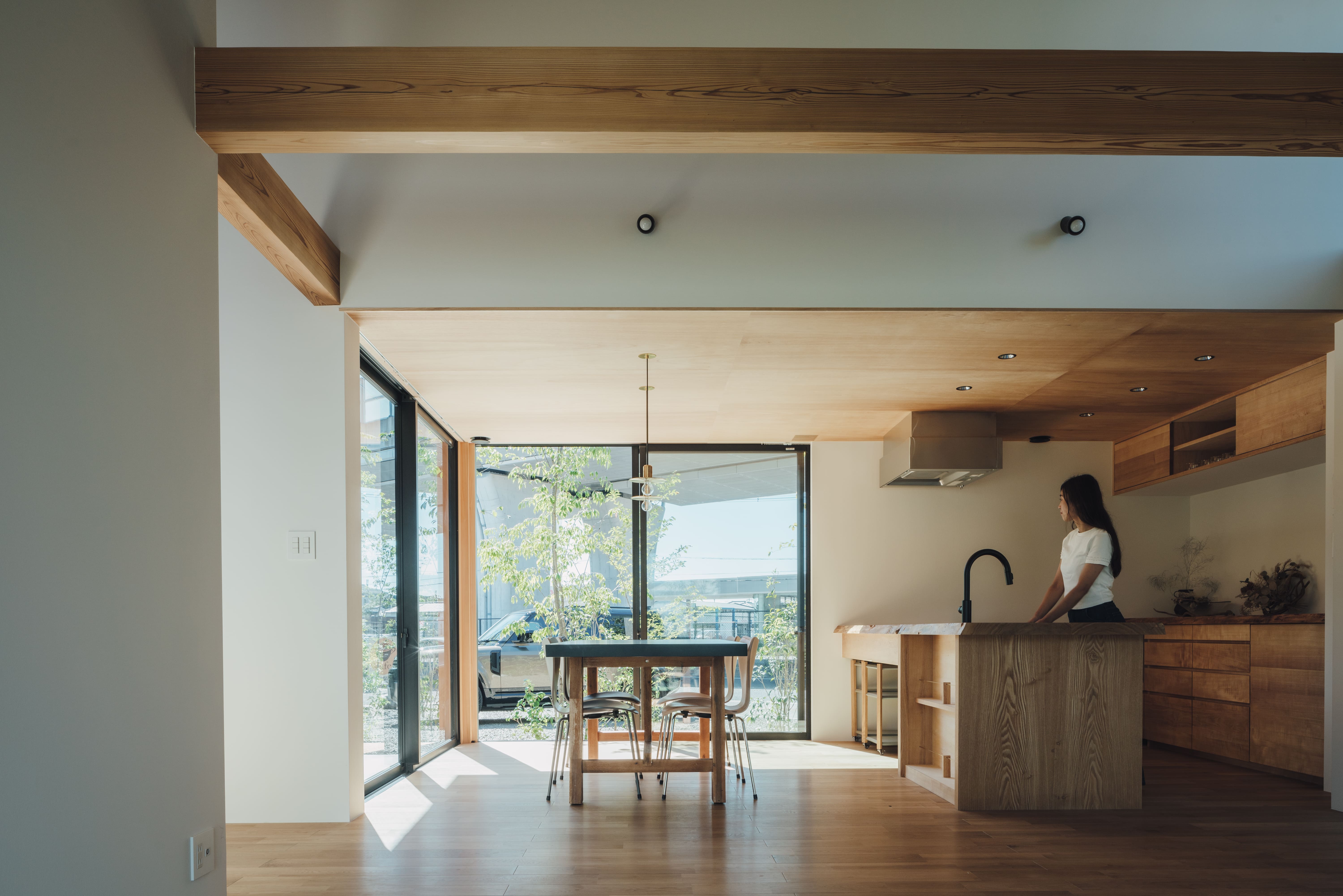 吉野材の無垢の床と差し込む光